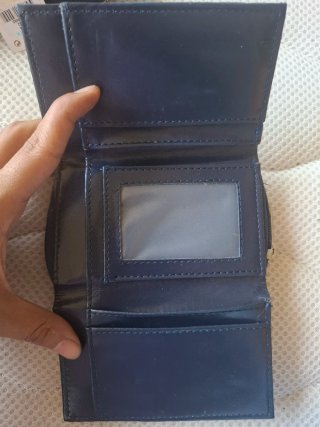 Cartera azul con diseño acolchado