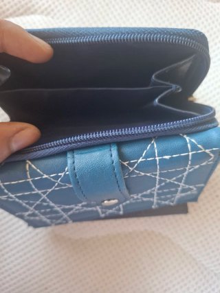 Cartera azul con diseño acolchado