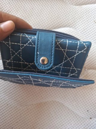 Cartera azul con diseño acolchado