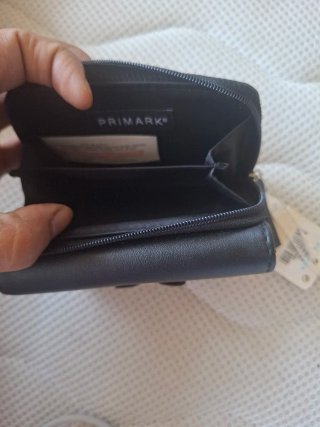 Cartera Negra Primark con Lazo Dorado