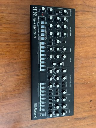 Roland SE-02 Sintetizador Analógico