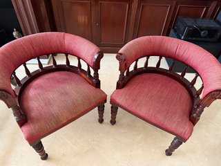 Par de sillones antiguos de madera y tela