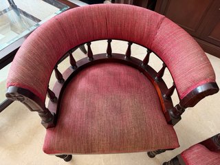 Par de sillones antiguos de madera y tela