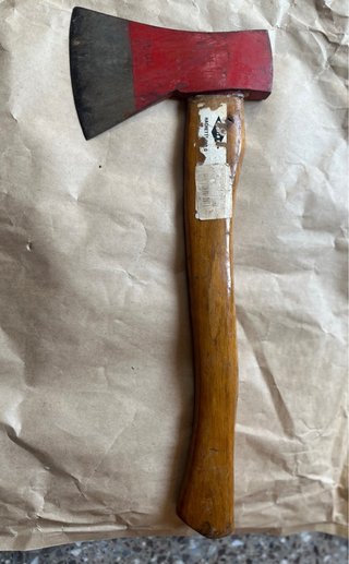 Hacha de mano con mango de madera