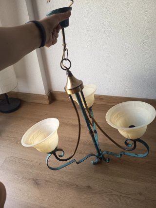 Lámpara de forja dorada y verde