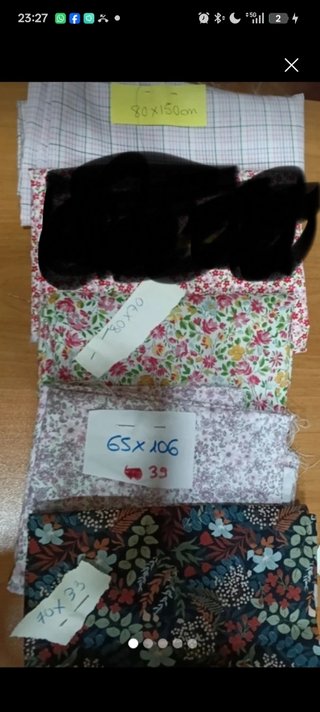 Retales de tela con estampados florales y cuadros