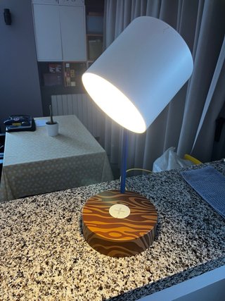 Lámpara LED con cargador inalámbrico