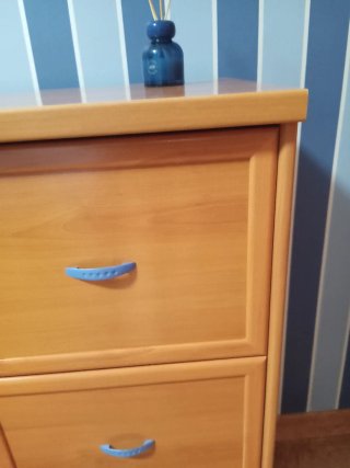 Cómoda de madera con cajones