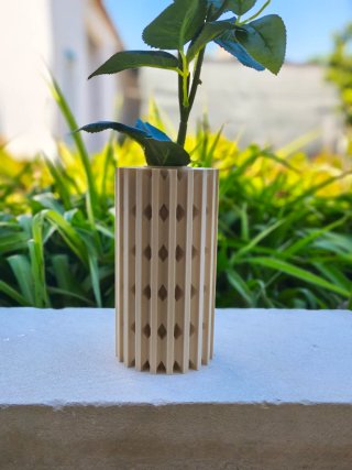 Vaso Cilíndrico Canelado com Recortes
