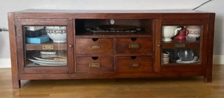 Aparador de madera con puertas de cristal