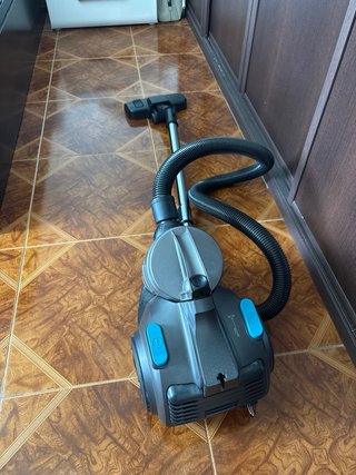 Aspirador sin bolsa con accesorios