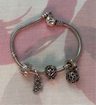 Pulsera Pandora con 4 charms