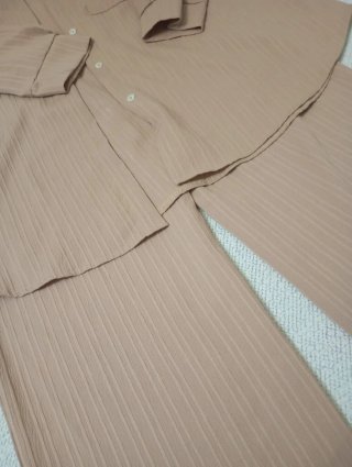 Conjunto beige de camisa y pantalón