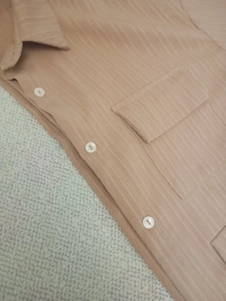 Conjunto beige de camisa y pantalón