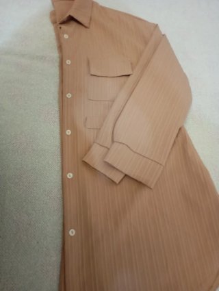 Conjunto beige de camisa y pantalón