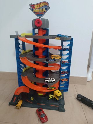 Hot Wheels Mega Garaje + Coches