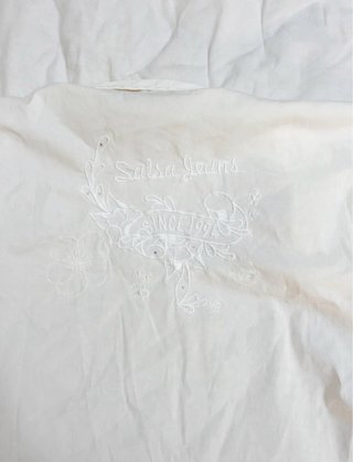 Camisa blanca de manga corta con bordado talla S