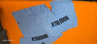 Camiseta azul con texto