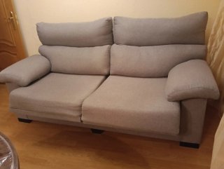 Sofá de salón gris de tela