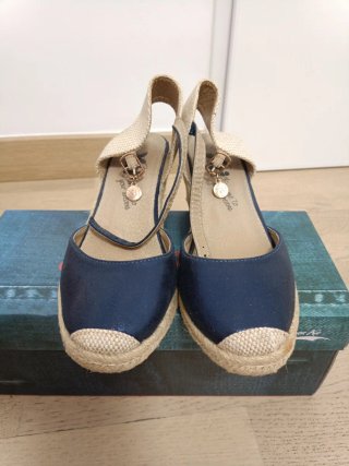 Sandalias cuña Xti azul y beige