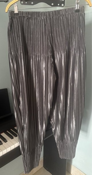 Pantalón gris plateado talla única.