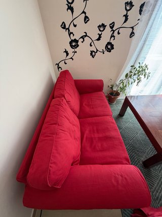 Sofás rojos, mesa de madera y alfombra