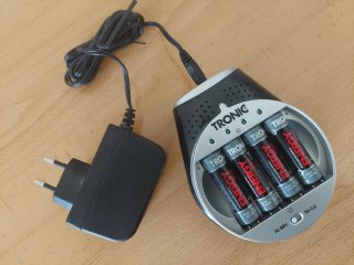 Cargador Tronic con 4 pilas AA recargables