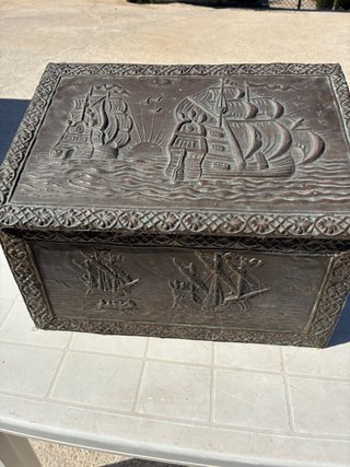 Baule vintage rivestito con lastre di rame belliss