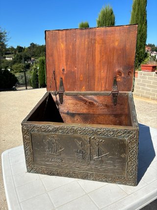 Baule vintage rivestito con lastre di rame belliss