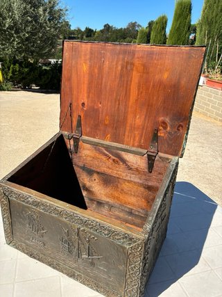Baule vintage rivestito con lastre di rame belliss