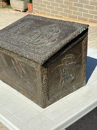 Baule vintage rivestito con lastre di rame belliss