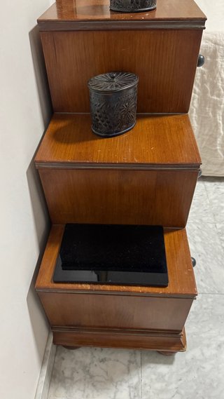 Mesita de madera con cajones. Precio por unidad. 2