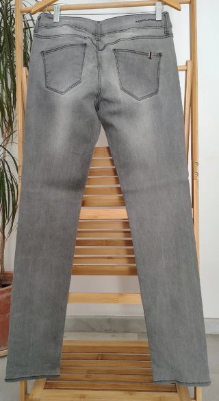 Pantalón Slim tiro medio gris