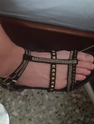 Sandalias negras con adornos dorados