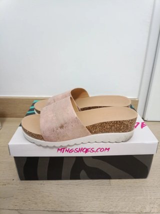 Sandalias planas beige y rosa