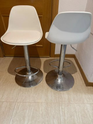 Pareja de taburetes blancos regulables