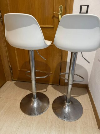 Pareja de taburetes blancos regulables