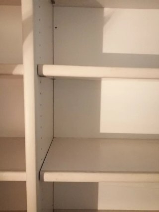Libreria bianca a giorno