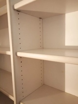 Libreria bianca a giorno