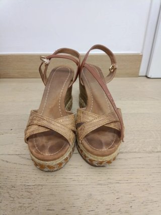Sandalias cuña doradas y marrones