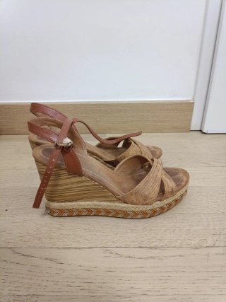 Sandalias cuña doradas y marrones