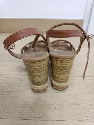 Sandalias cuña doradas y marrones