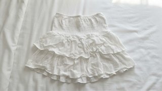 Falda Zara blanca volantes