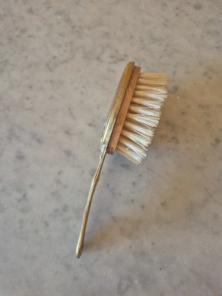 Cepillo antiguo metálico dorado