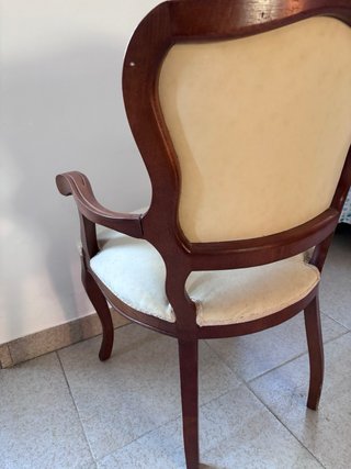 Silla tapizada con reposabrazos