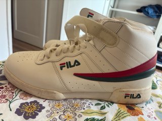 Zapatillas Fila Blancas con Detalles Rojos