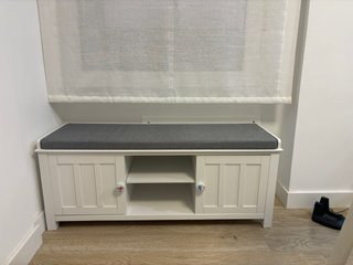Banco zapatero blanco con cojín gris