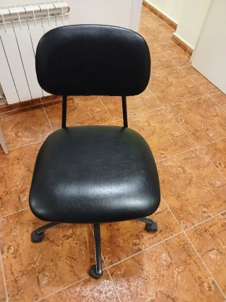 Silla de oficina negra regulable