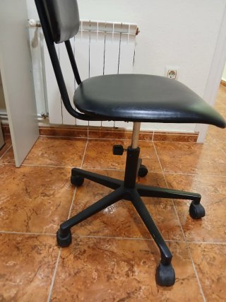 Silla de oficina negra regulable
