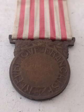 Medalha com fita listrada WW1